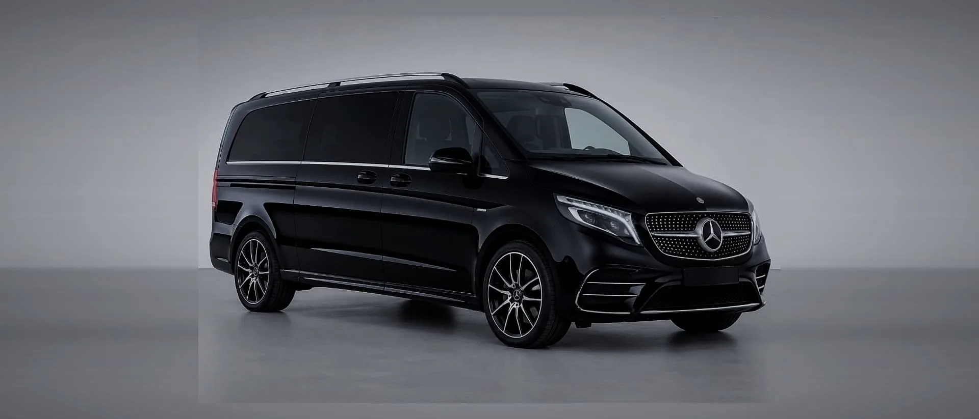 Schwarze Mercedes V-Klasse, Dreiviertelansicht von vorne